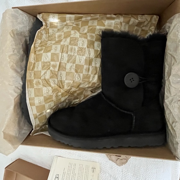 Authentic UGG Black Bailey button short sheepskin boots size 7. Great condition - Picture 9 of 9